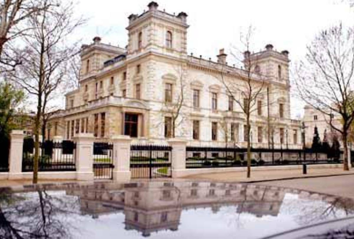 the cost and Beauty of luxurious houses of 7 richest personalities of india