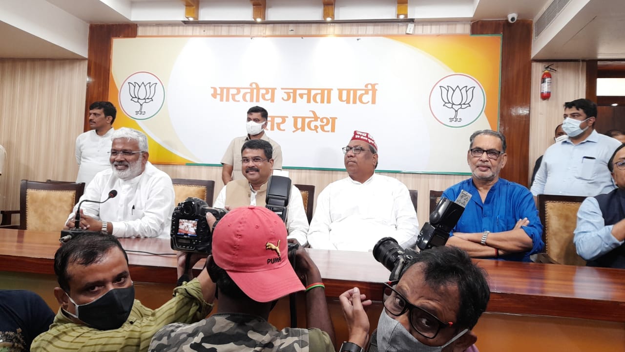 प्रेस कांफ्रेंस में स्वतंत्र देव सिंह, धर्मेंद्र प्रधान और संजय निषाद