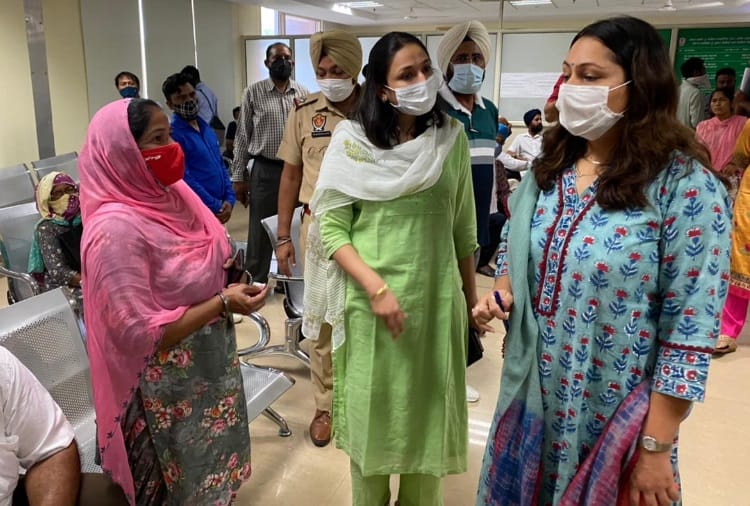 Mohali Deputy Commissioner Isha Kaliya did Surprise Checking in Government Offices