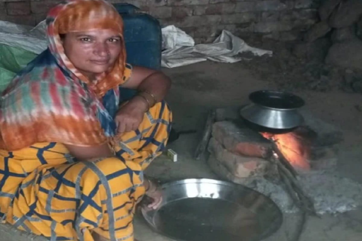 Muzaffarnagar News: Food is cooked on the stove, gas stove and cylinders become showpieces
