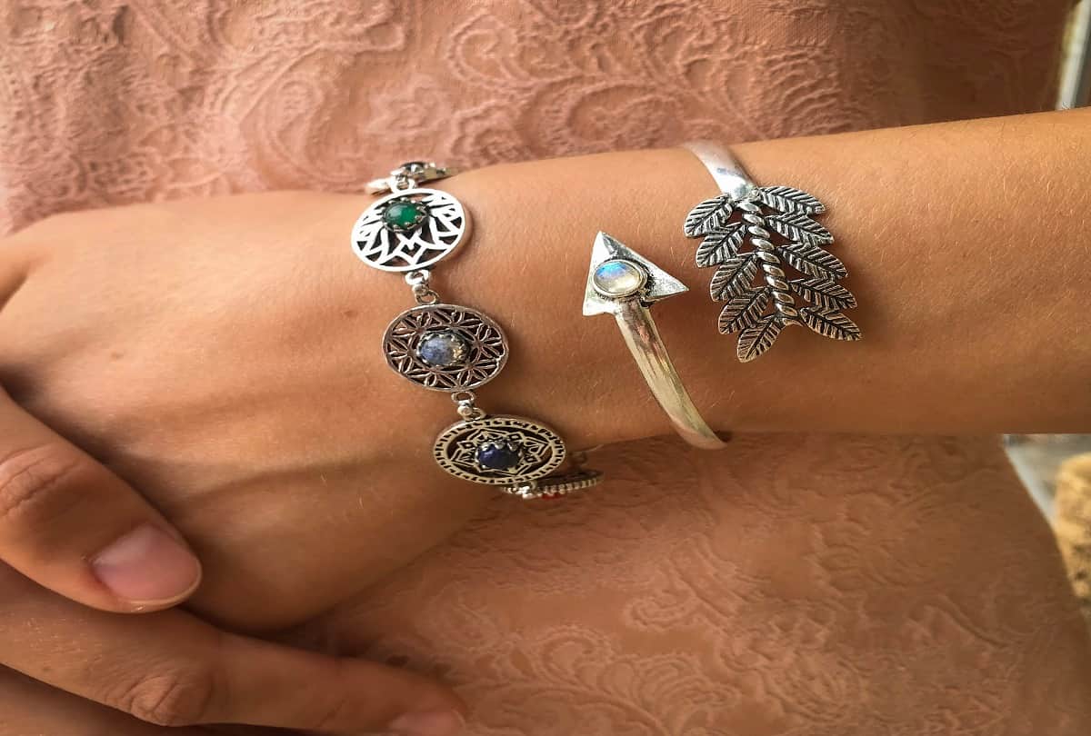 fashion tips carry these four accessories for looking stylish and glamorous