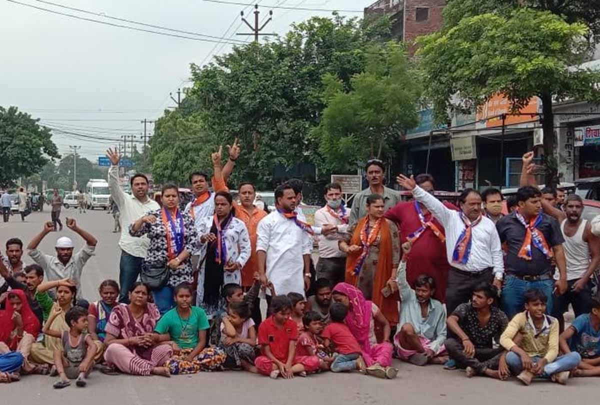 Kanpur: Municipal corporation demolished illegal occupation, homeless people created ruckus by blocking the road
