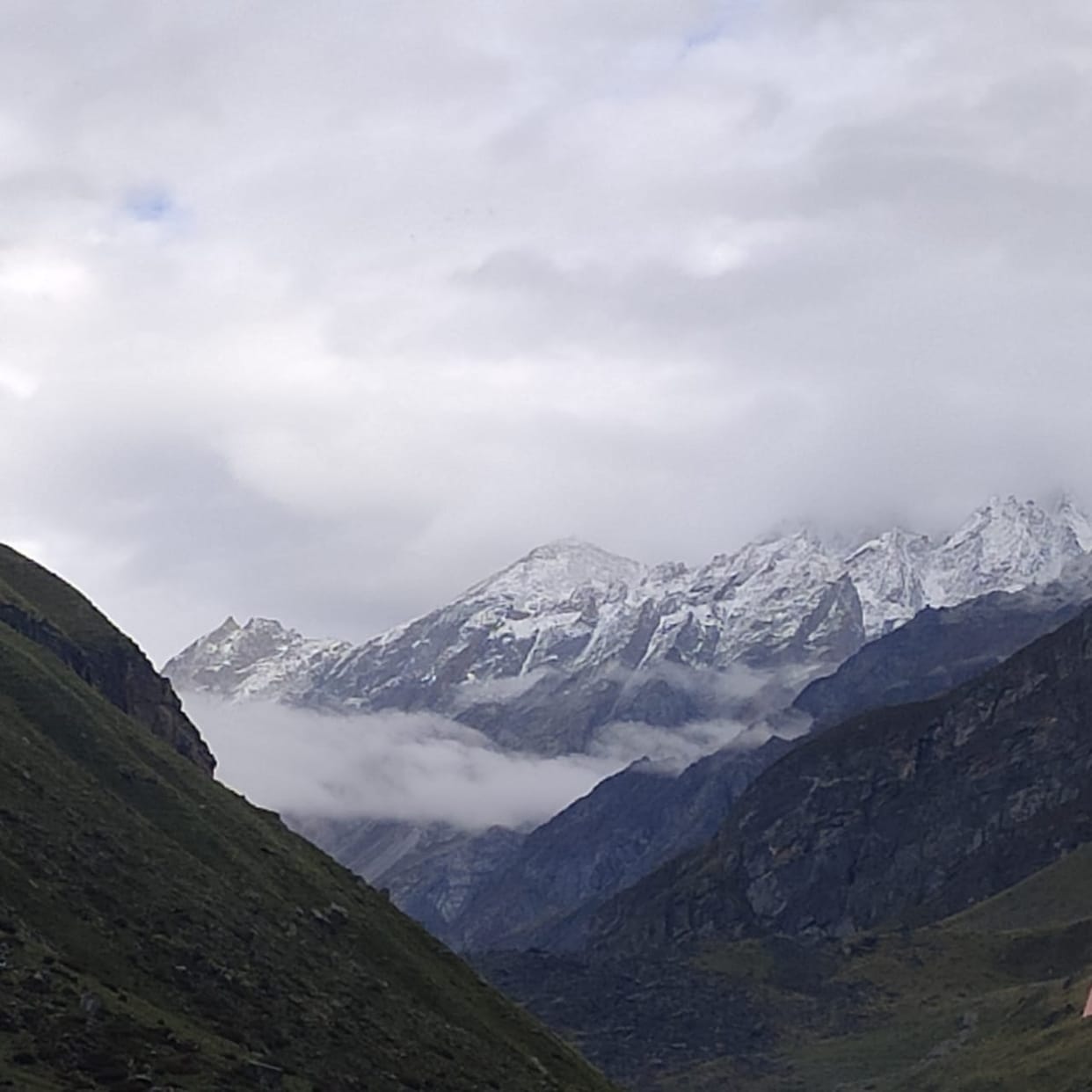 Uttarakhand Weather Forecast Updates Today: rain today, snowfall on badrinath hills