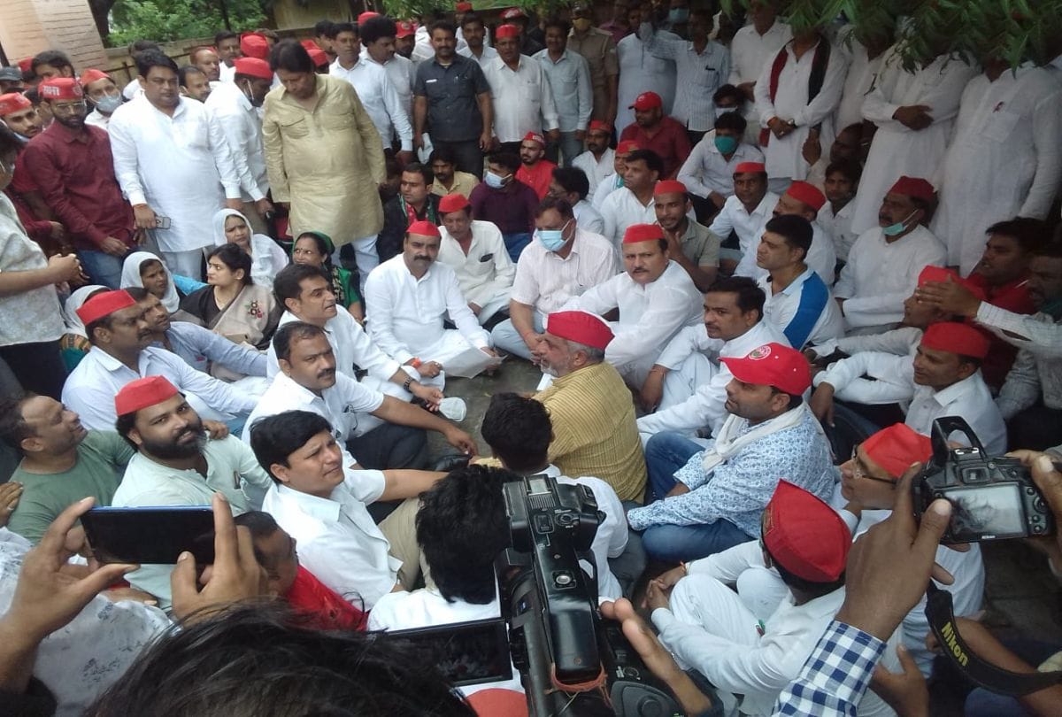 Samajwadi Party Leaders Protests At Cmo Office In Case Of Dengue And Viral Fever Death