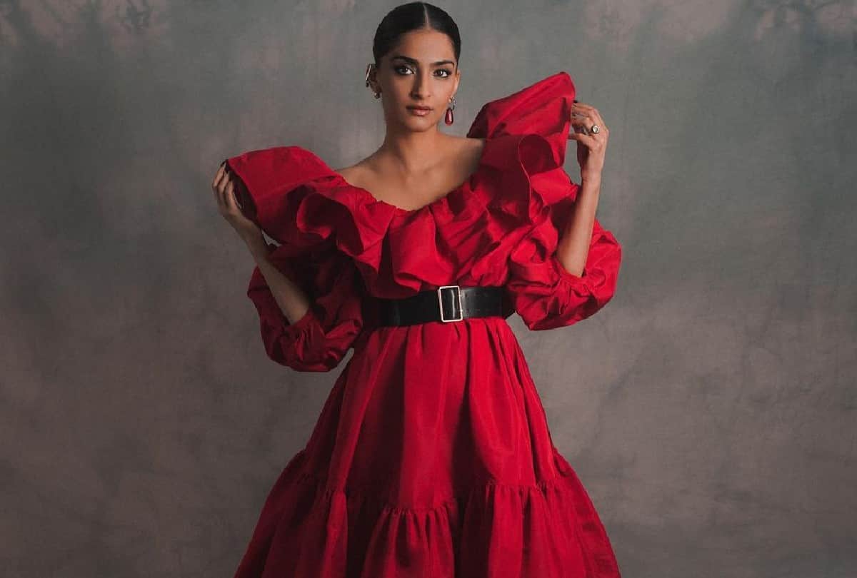 sonam kapoor is wearing red backless frock looks gorgeous
