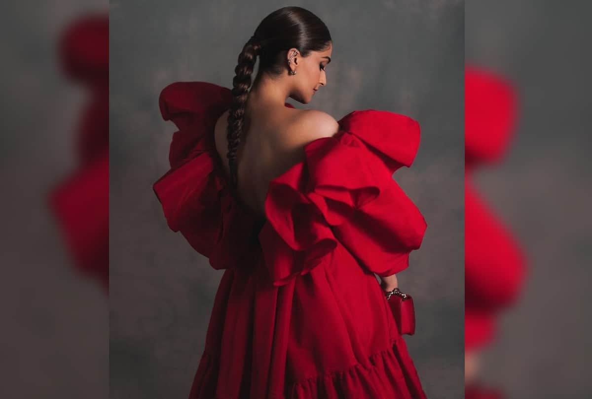 sonam kapoor is wearing red backless frock looks gorgeous