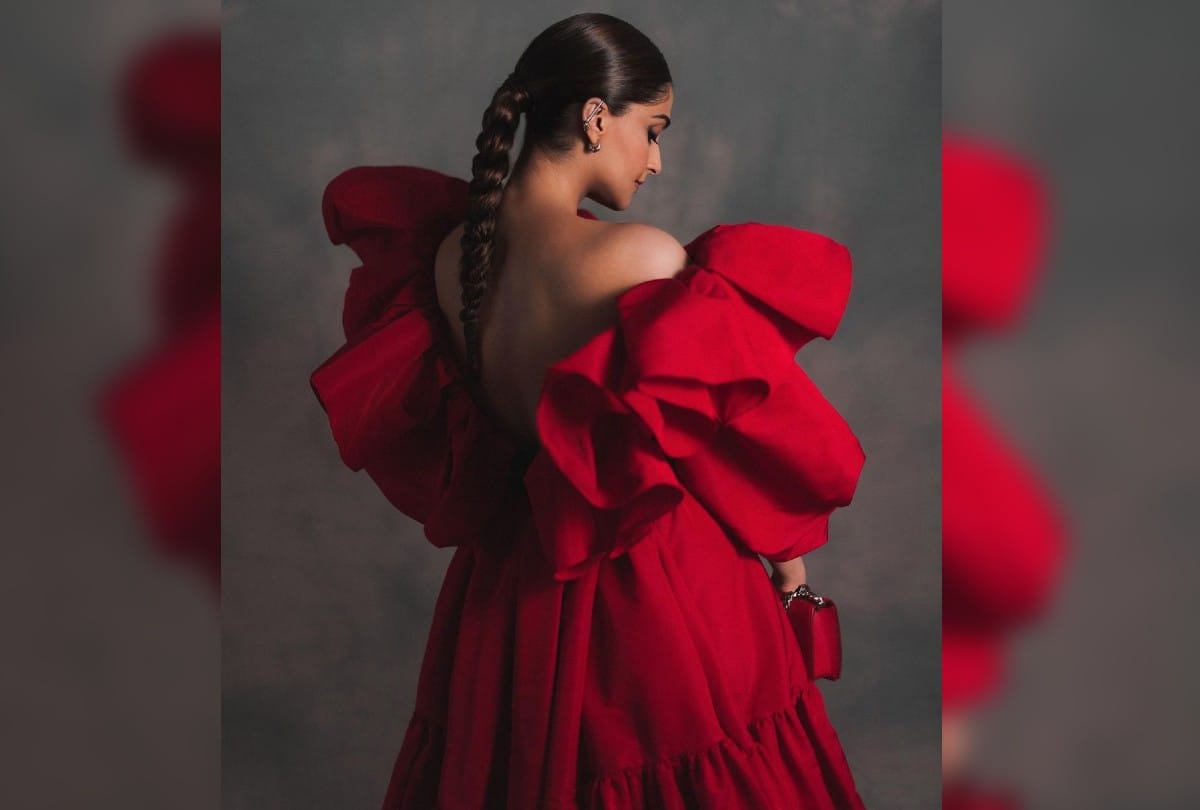sonam kapoor is wearing red backless frock looks gorgeous