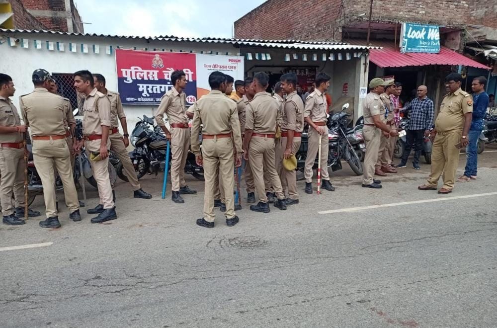 Villagers surrounded Muratganj outpost, police chased away with sticks