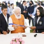 महिला हॉकी टीम की कप्तान रानी रामपाल पीएम मोदी को उपहार के रूप में हॉकी स्टिक देती हुई।