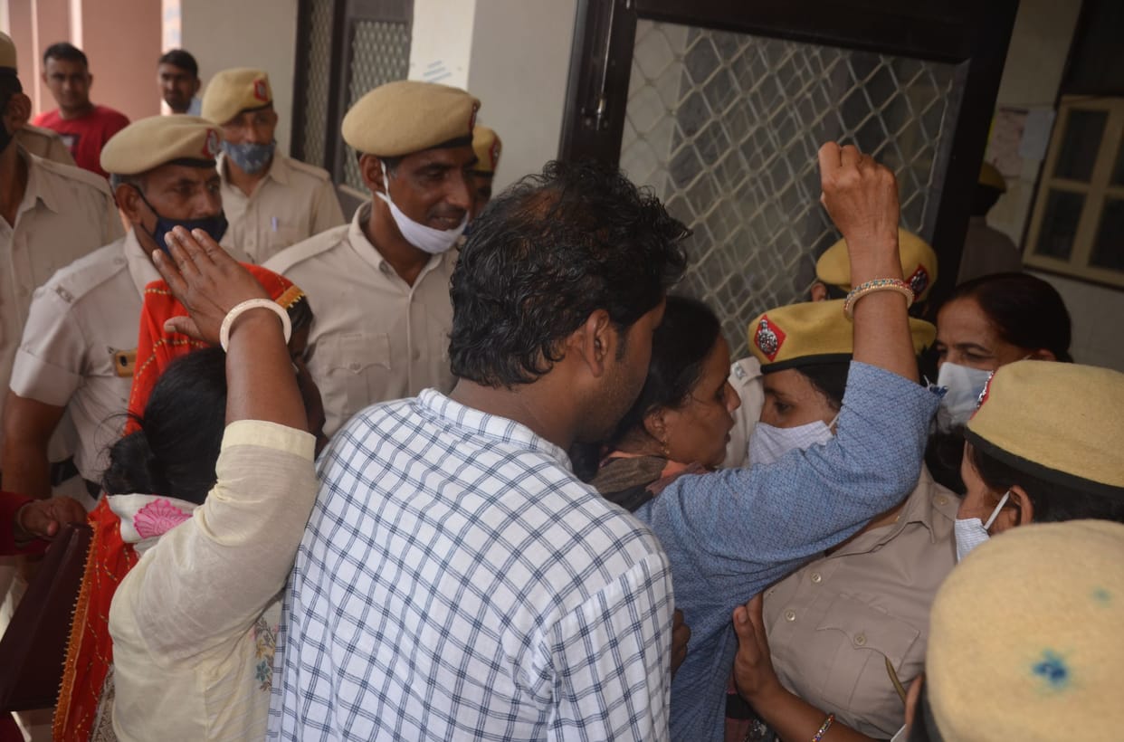 For 30 minutes, the workers expressed their anger outside the mini secretariat, if someone did not come to take the memorandum, they pushed the police inside.