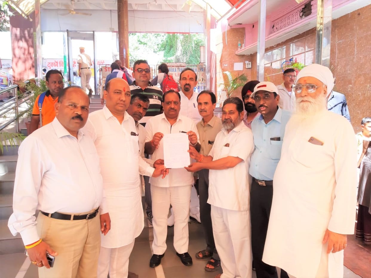 Opposition to the increased fee on Havan and Jagran, Congress workers submitted a memorandum to the office of Kali Mata Temple