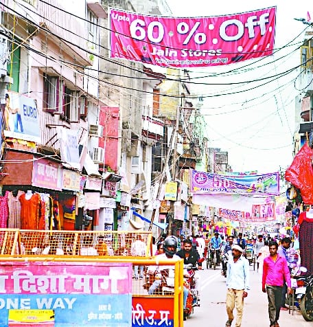 Plenty of illegal hoardings in the city, the municipality is neither worried about its taxes nor people's lives