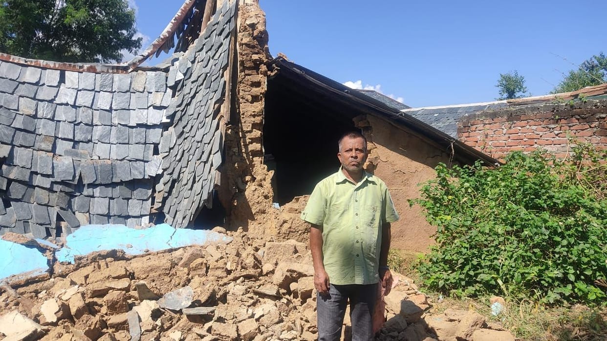 The house collapsed, the father saved the lives of four children