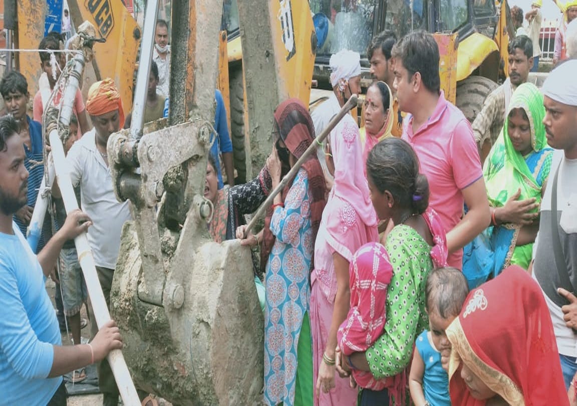 Heavy protest against  team that went to remove encroachment in cantonment area near varanasi railway station  bulldozer returned
