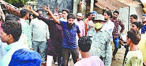 Stone pelting on the team of Municipal Corporation reached to remove encroachment at brick pajaya intersection