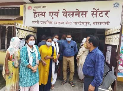 प्राथमिक स्वास्थ्य केंद्र पांडेय पुर में आयोजित सीएम आरोग्य मेला।