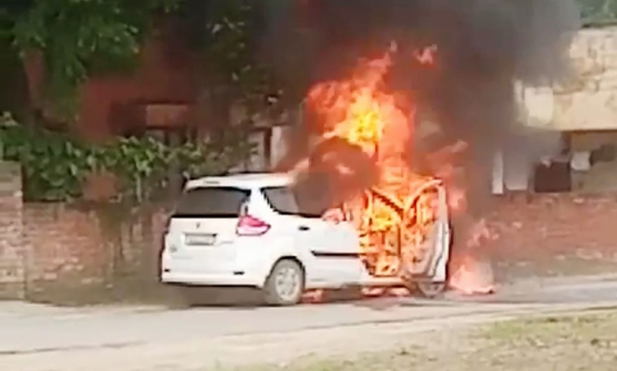 Car caught fire, driver saved his life by jumping