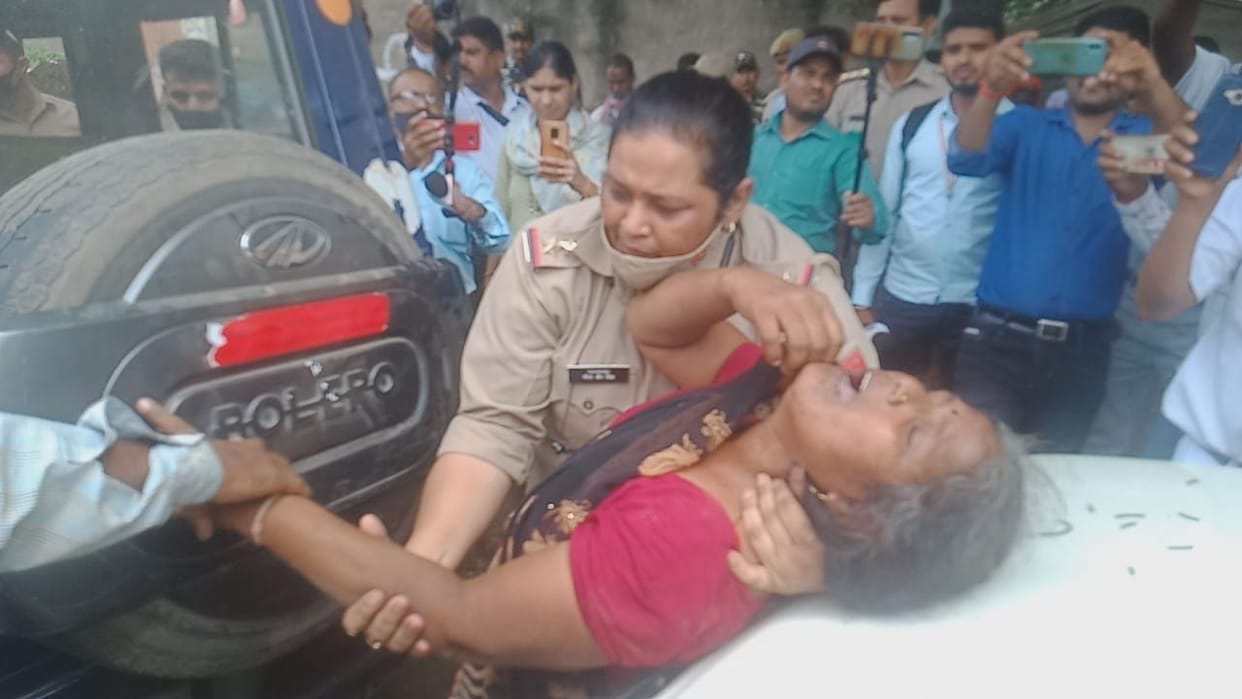 Hathras: Mother of an accused lying in front of police car, fierce ruckus