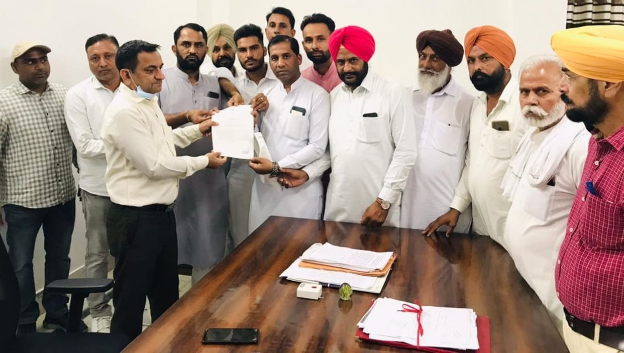 Congress workers submitted memorandum to SDM regarding various problems of Kalanwali