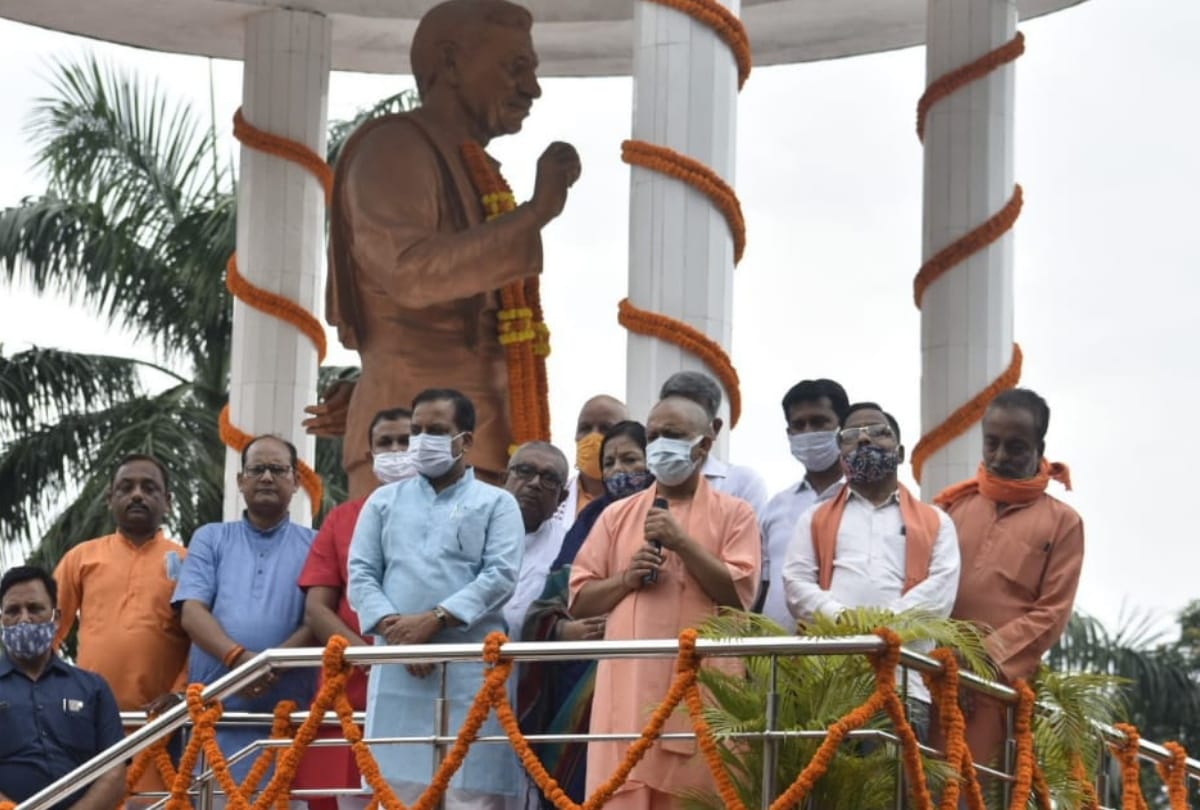 CM Yogi paid floral tribute statue On birth anniversary of Pandit Deendayal Upadhyay in Gorakhpur University