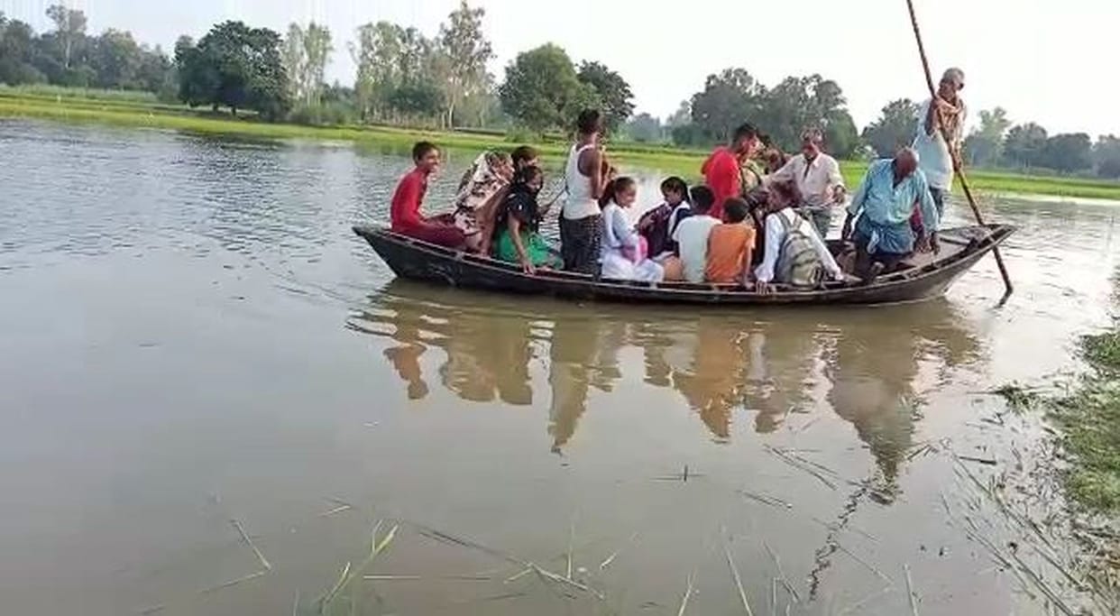 Flood stopped feet, boat running in the city