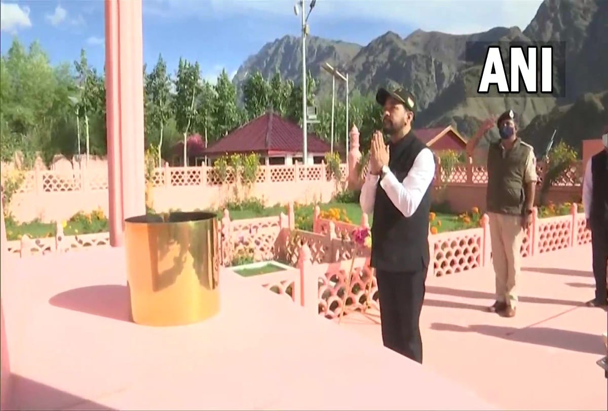 Union Minister Anurag Thakur pays tribute at the Kargil War Memorial in Dras