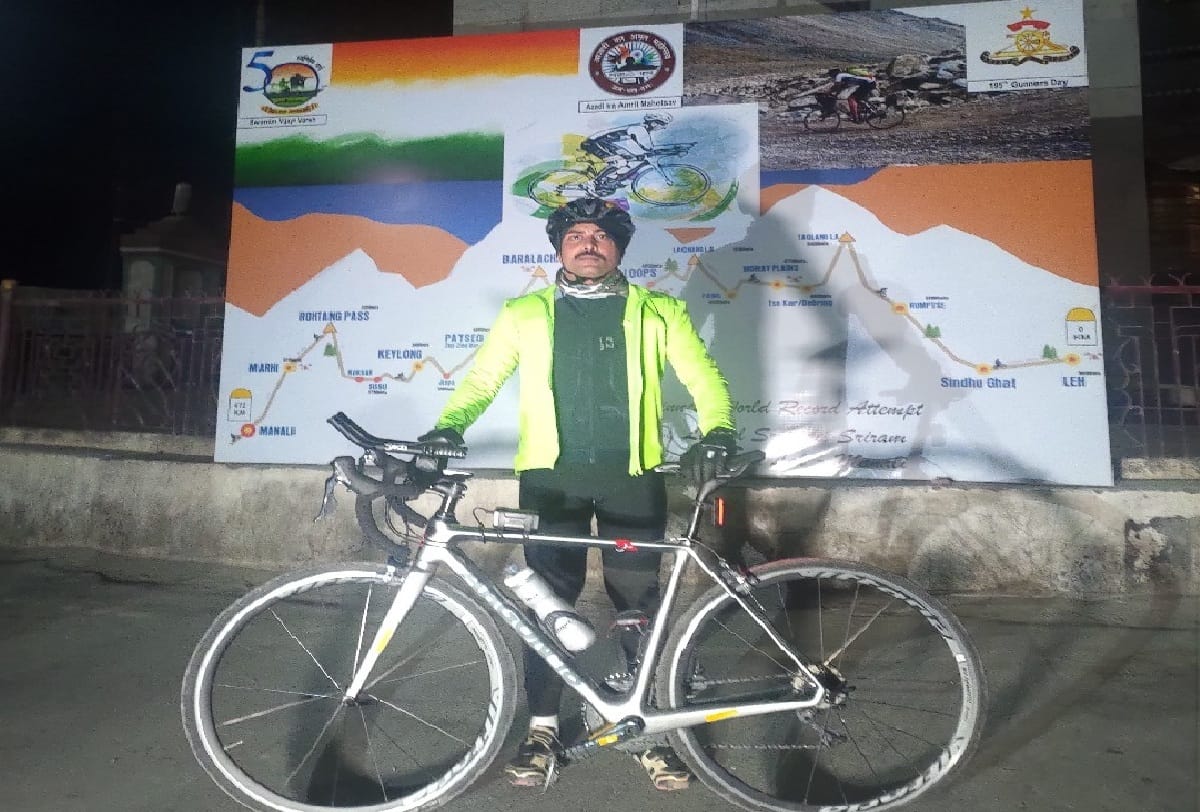 Wing Commander Santosh arrives from Assam on bicycle to join Prayagraj duty