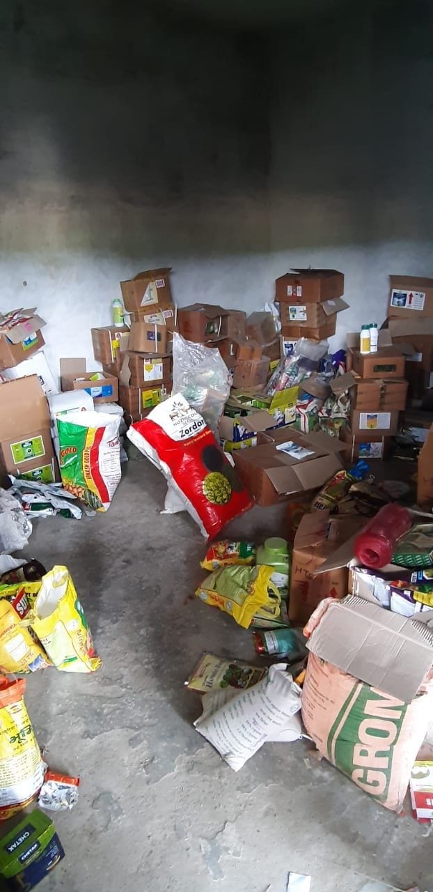 Hathras: Thieves took goods worth lakhs from fertilizer, seed shop