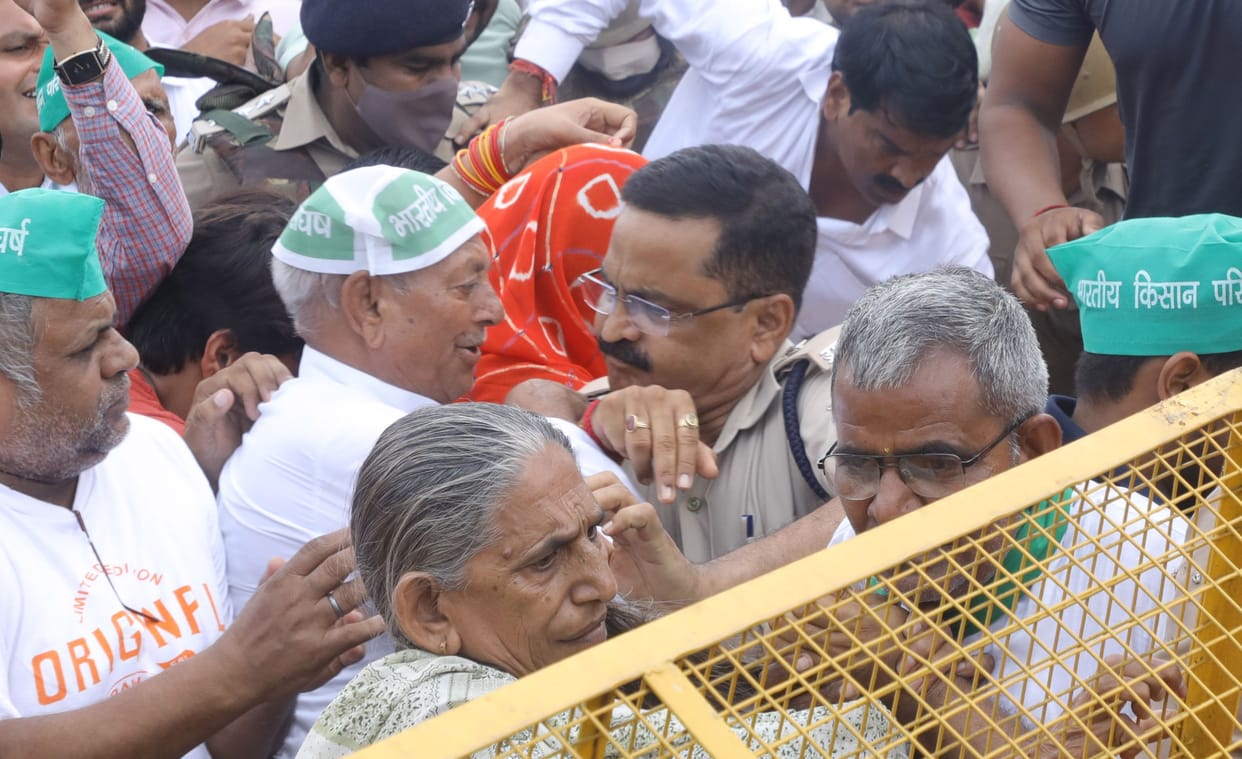 Scuffle among farmers-policemen moving towards authority, many injured