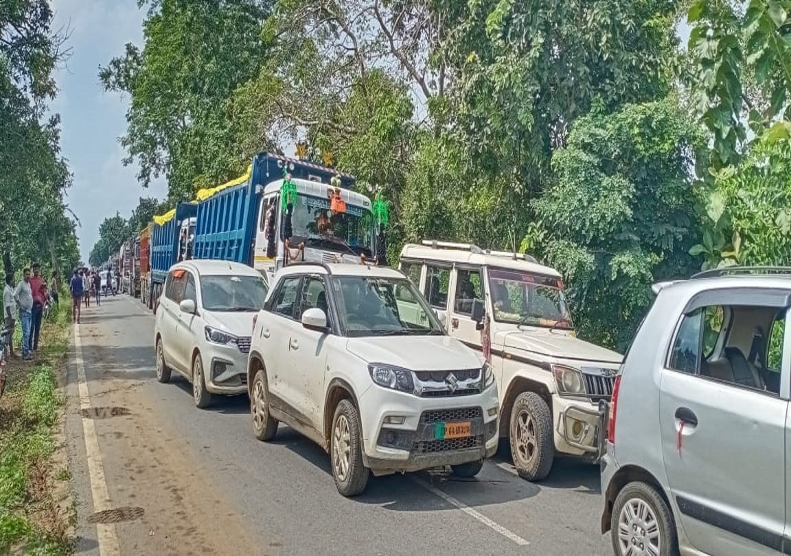 Road accident in sonebhadra  Bike riding bank manager dies due to truck collision in  long queue of vehicles on road