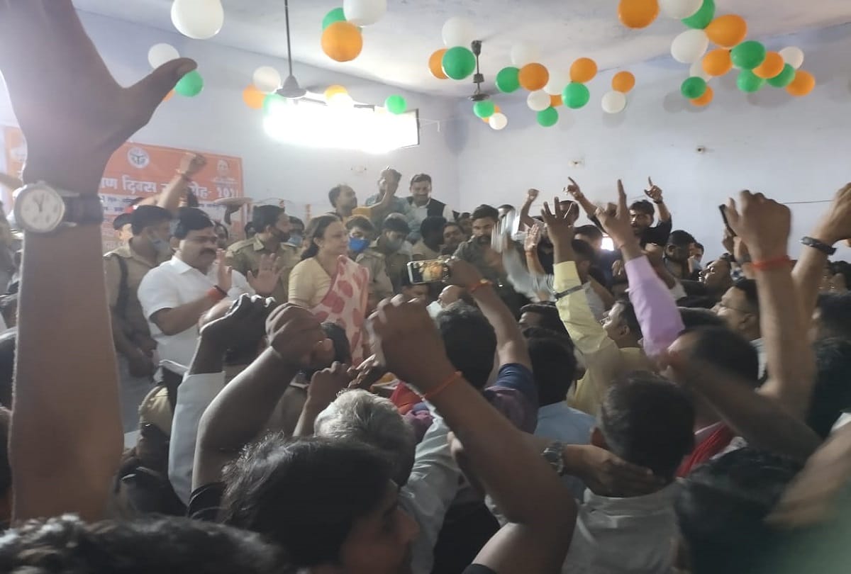 Fight between BJP and Congress workers in Pratapgarh, BJP MP's vehicles damaged