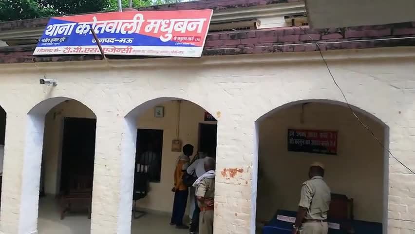 one youth injured afteer Two groups of BJP workers clashed in mau police engaged in investigation