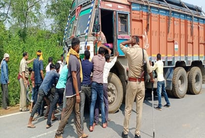 Road accident in sonebhadra  Bike riding bank manager dies due to truck collision in  long queue of vehicles on road