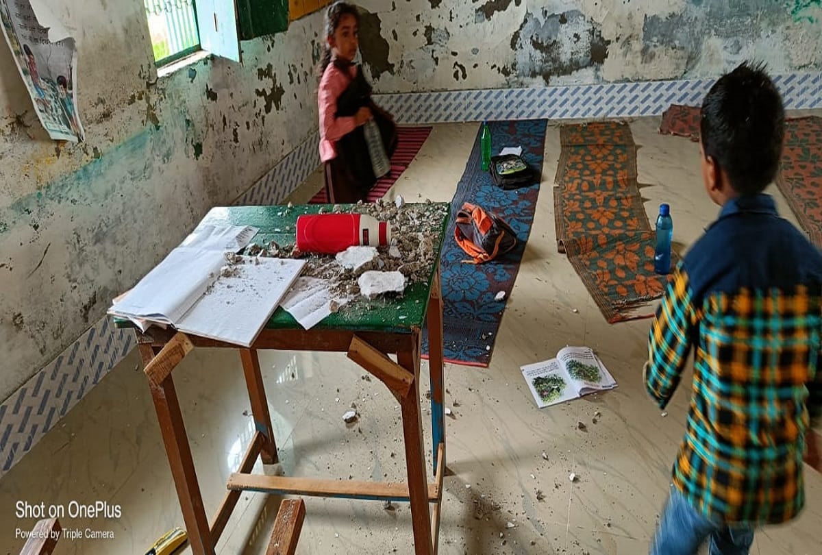 Pratapgarh: The linter of the primary school room broke down during the studies the teachers and children were left behind