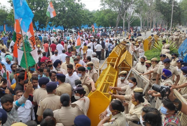 Congress protest outside municipal corporation chandigarh questions over increased prices of water and sewer cess