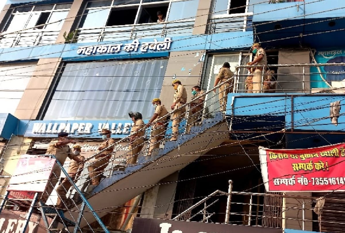 Police raid on hookah bar in deoria