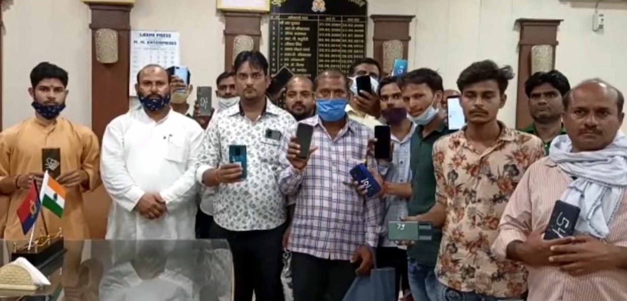 kasganj police,stolen mobile,mobile snatchers,stolen mobile recovered
