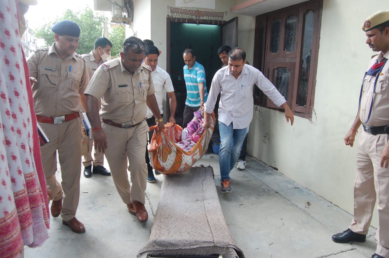 Entering the house in broad daylight, the couple murdered by stabbing them with knives