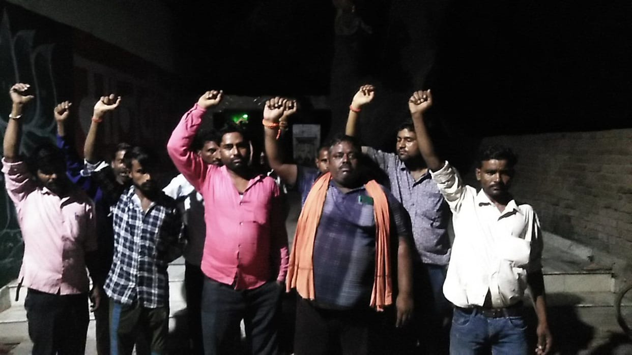 Hathras: Contract workers demonstrated at SDO office