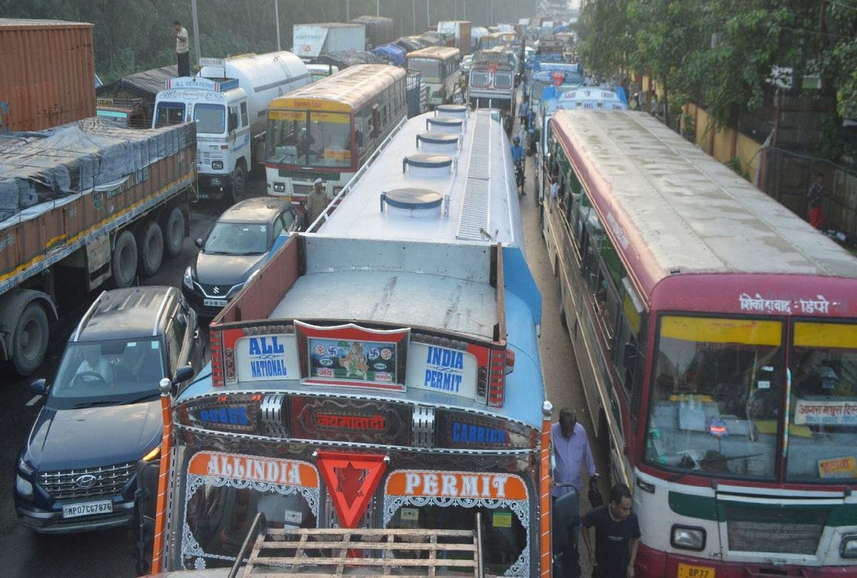traffic jam on NH-2 due to overturning of truck in Agra