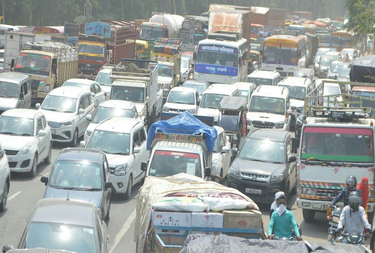 traffic jam on NH-2 due to overturning of truck in Agra