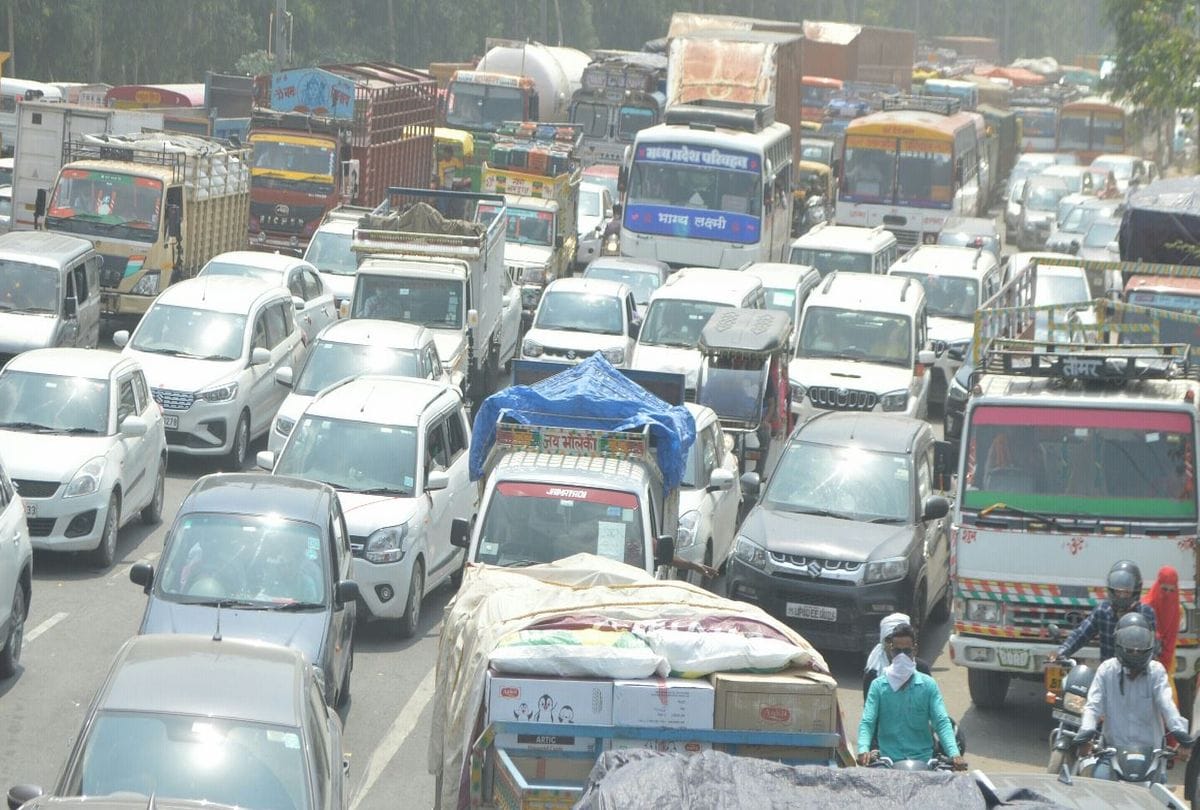 traffic jam on NH-2 due to overturning of truck in Agra
