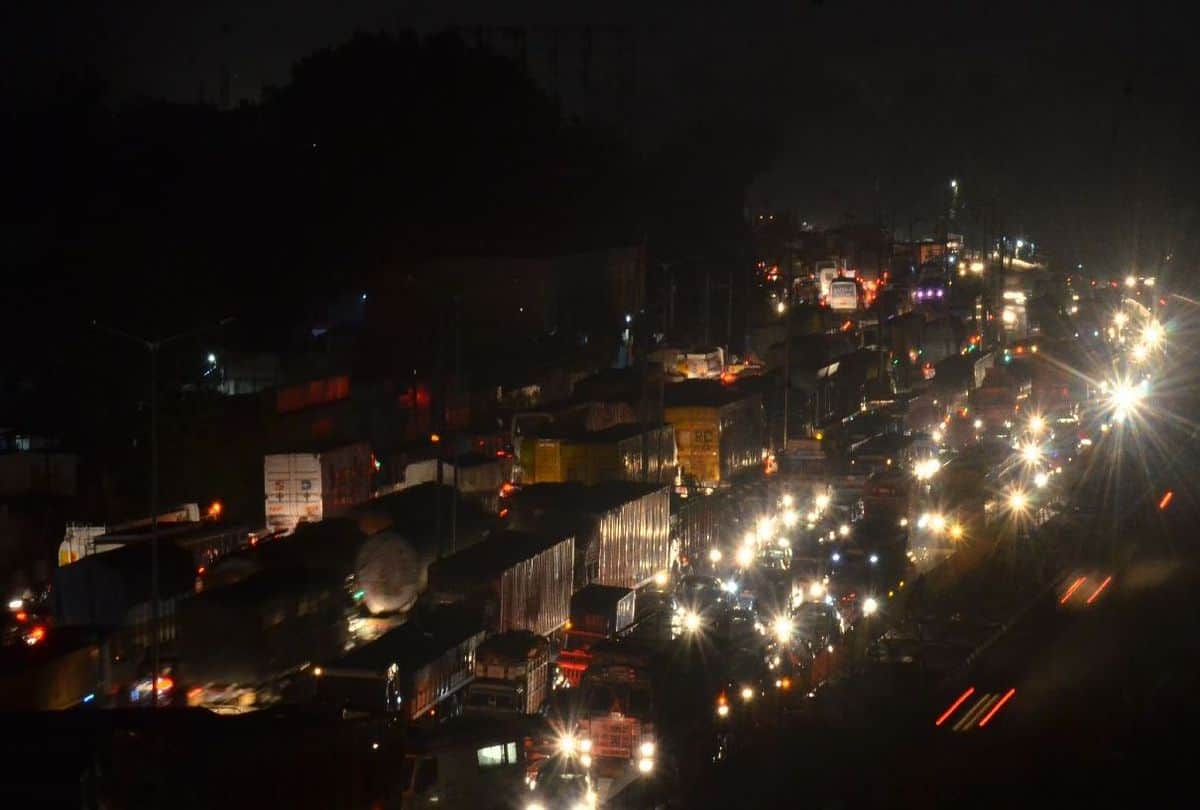 traffic jam on NH-2 due to overturning of truck in Agra