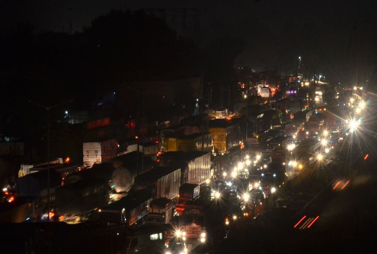traffic jam on NH-2 due to overturning of truck in Agra
