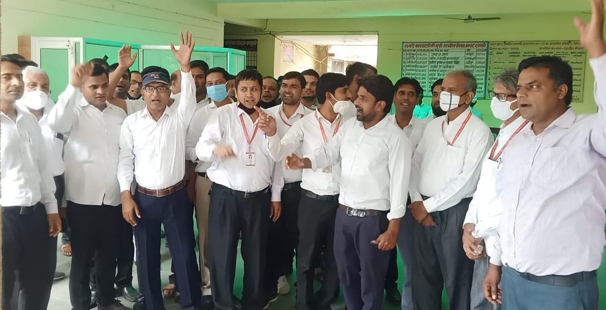Advocates opened front against Tehsildar