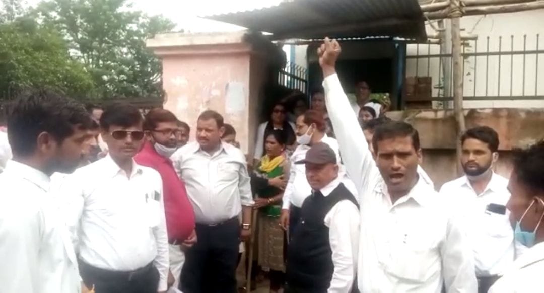 Advocates demonstrated at the court gate, raised slogans against the police administration