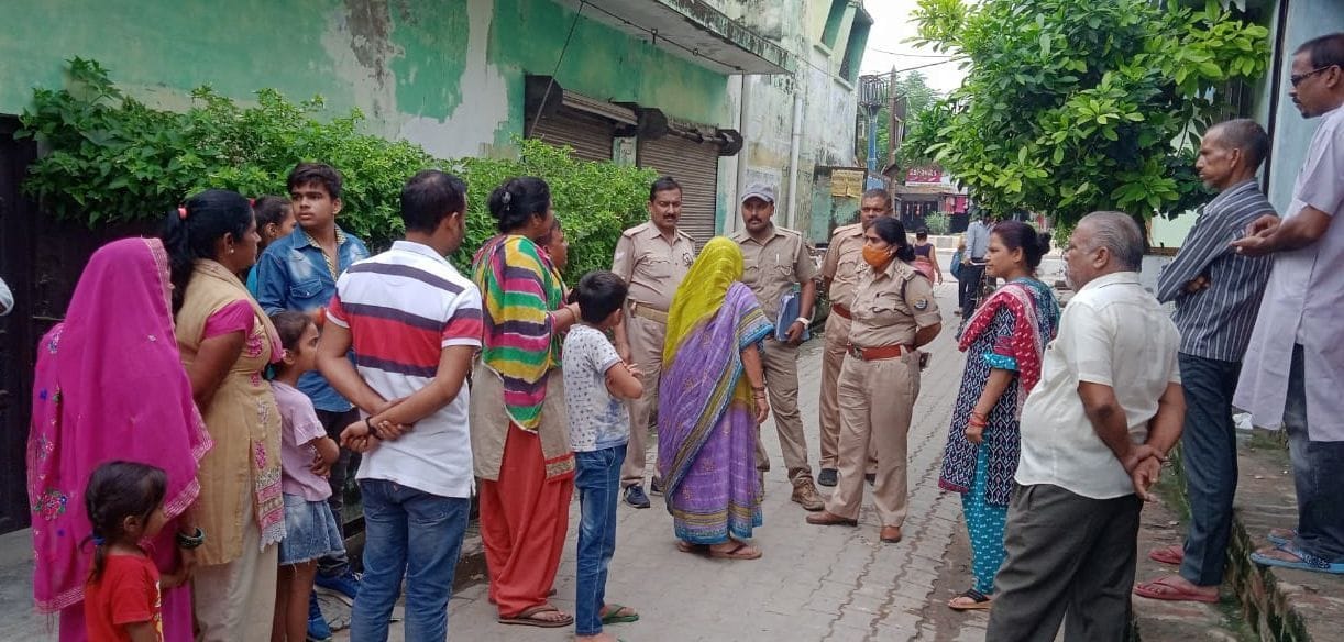 Excise inspector reached the locality, women bid to get the contract removed