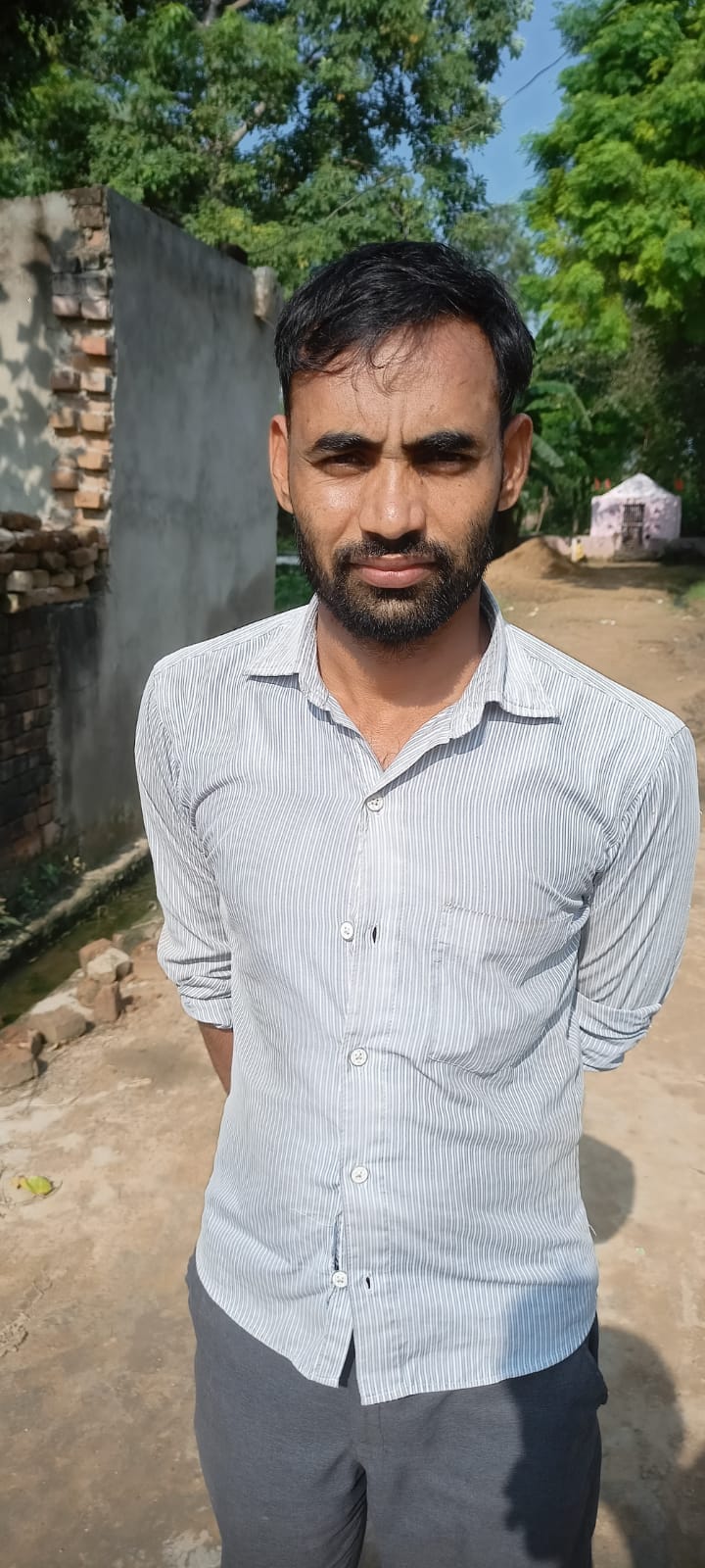 Liquor salesman robbed on the strength of guns