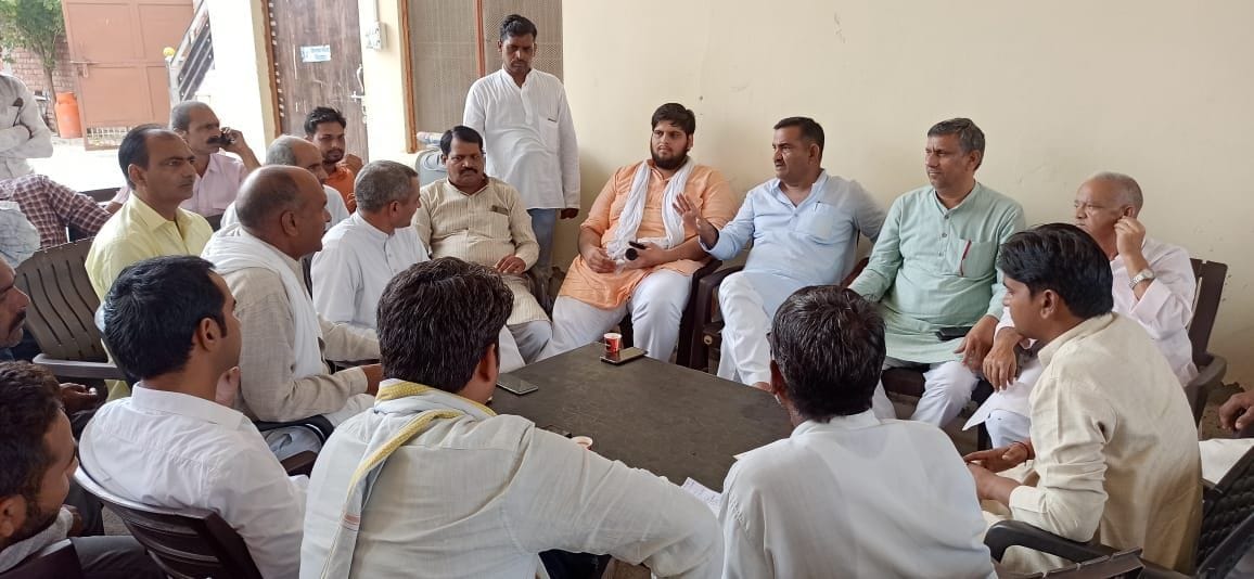 Hathras: RLD leaders engaged in public relations to make Jayant's meeting successful