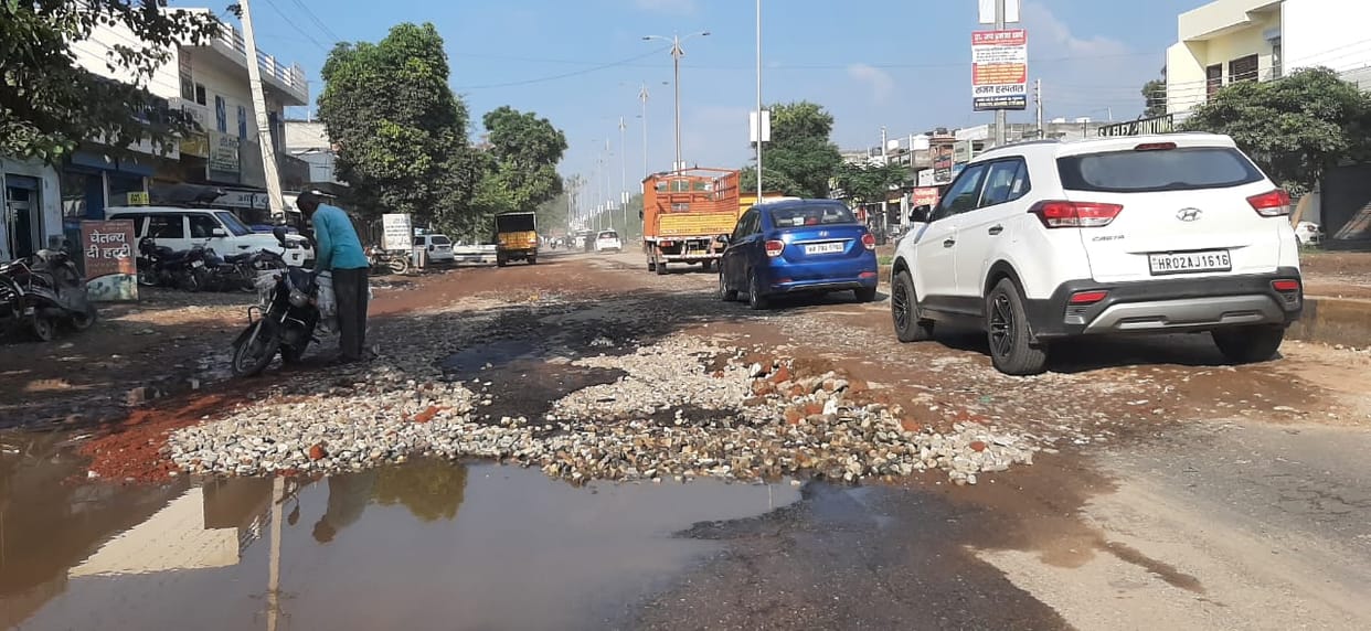daub on the highway with stones, soil, Yamunanagar